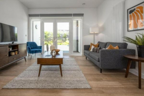 2-Bedroom Luxury apt with Gym, roof terrace, Free Parking and 3 min walk to train st